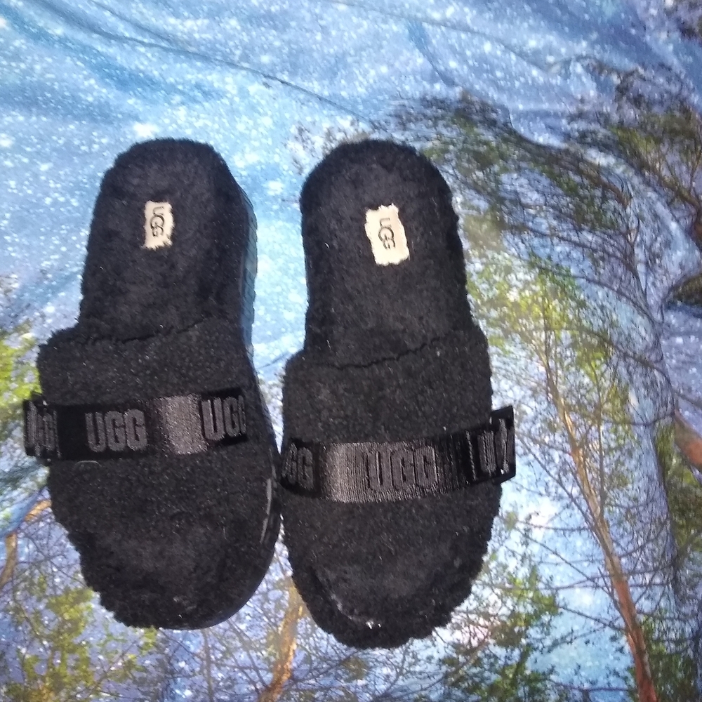 Ugg fluffy slippers size 8 black EUC